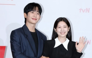 Jung Hae In Pijat Jung So Min saat Syuting di Kolam Renang 'Love Next Door'
