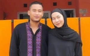Tangis Suami Shella Selpi Lizah Pecah kala Bersimpuh di Makam Sang Istri