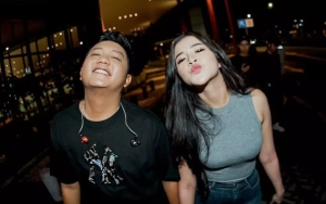 Denny Caknan dan Bella Bonita Lakukan ‘Freestyle Jamping’ di Pinggir Pantai Bikin Geleng-Geleng