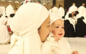 Visual Jennifer Coppen dan Baby Kamari Cantik Saleha bak Bidadari Surga saat Umrah