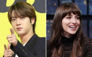 Gestur Jin BTS saat Foto Bareng Dakota Johnson Curi Perhatian