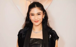 Dian Sastro Tampil Menyala dengan Gaun Merah kala Hadir di Seoul International Drama Awards