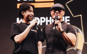 Vidi Aldiano Pajang Foto Deddy Corbuzier dengan Pose Slay kala Kenakan Sayap