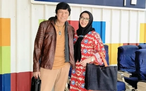 Ekspresi Ikang Fawzi Nyesek Tahan Tangis di Samping Jenazah Marissa Haque