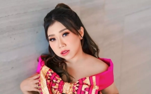 Kiky Saputri Tampil Beda dari Biasanya di Acara 4 Bulanan