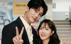 Skinship Park Bo Young & Park Hyung Sik di Event Love Your W 2024 Disambut Heboh