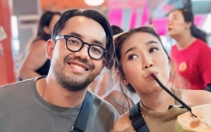 Kiky Saputri Fokus Mengaji Sesaat Sebelum Dapatkan Kejutan dari Suami di Hari Ultah