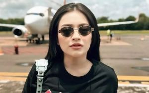 Nathalie Holscher Pajang Foto dengan Pose Jari Tengah Hingga Pamer Rokok