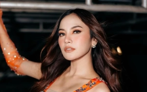 Mahalini Pose Absurd Bareng Fans Ibu-Ibu Picu Reaksi Ngakak
