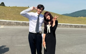 Kim Jae Young Gemetar saat Syuting Cium Bibir Park Shin Hye di 'The Judge from Hell'