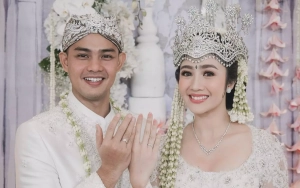 Febby Rastanty dan Suami Lakukan Upacara Pedang Pora di Momen Pernikahan
