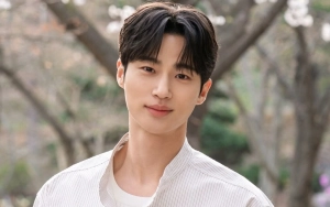 Gaya Nongkrong Byeon Woo Seok Tanpa Konsumsi Alkohol Banjir Pujian