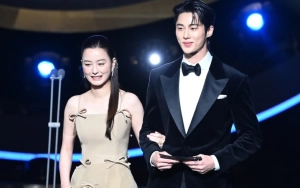 Byeon Woo Seok & Jung Yu Mi Malah Ngeblank saat Bacakan Nominasi Blue Dragon Awards 2024