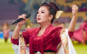 Rak Piring Soimah Mendadak Curi Fokus di Tengah Sesi Nyuci sambil Ndeprok