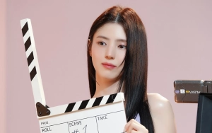 Han So Hee Secantik Karakter Manhwa saat Pakai Gaun Pink Bunga-Bunga