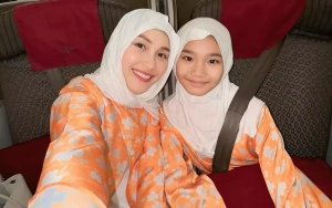 Ayu Ting Ting Umrah Sekaligus Boyong Keluarga ke Tanah Suci