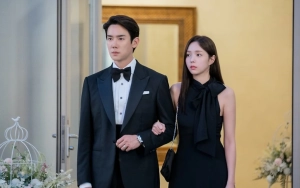 Chae Soo Bin Asyik Tindih Yoo Yeon Seok saat Baca Naskah 'When The Phone Rings'