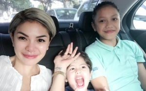 Mami Eda Kuliti Laura Tiduri Cowok di London hingga Sindir Nikita Mirzani Bohong soal Sekolah Anak