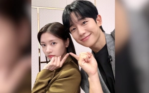 Outfit Serasi Jung Hae In & Jung So Min Bikin Salfok saat Keciduk Bareng di Malam Natal