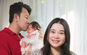 Denny Sumargo Rayakan Natal Bareng Istri dan Anak Seraya Selipkan Foto Tak Terduga 
