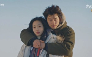 Kim Go Eun Kenang Kesulitan Syuting Cabut Pedang Gong Yoo di 'Goblin'