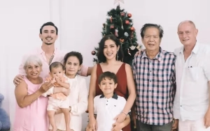 Detik-Detik Jessica Iskandar Nangis saat Kremasi Jenazah Ayah di Tahun Baru