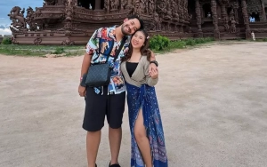 Pose Suami Kiky Saputri di Foto Maternity Sukses Bikin Ngakak