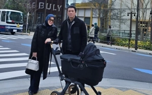 Momen Gemas Putri Syahrini Digendong Reino sambil Nikmati Salju Sukses Hempas Ramalan Terancam Cerai