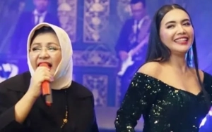 Denada Doakan Jenazah Emilia Contessa usai Sampai di Banyuwangi
