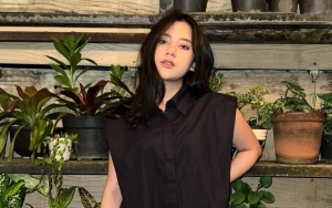 Ziva Magnolya Rela Belepotan Lumpur Demi Bersihkan Rumah Diduga Keluarga yang Kebanjiran
