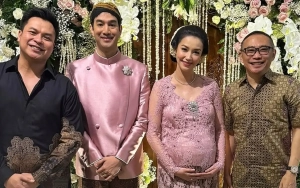Velove Vexia Diam-Diam Lahiran hingga Pamer Tangan Imut Bayinya
