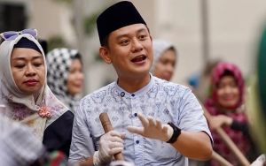 Detik-Detik Bobon Santoso Resmi Mualaf Dipandu Ustaz Derry Sulaiman