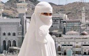 Celine Evangelista Nangis Cium Ka'bah saat Umrah Pertama Pasca Mualaf