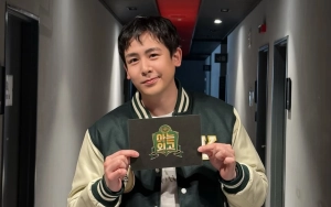 Gaya Keren Nichkhun 2PM saat Jualan Roti Ikan di Pinggir Jalan Curi Perhatian