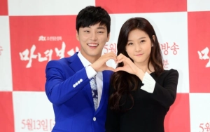 Momen Yoon Shi Yoon Bela Mendiang Kim Sae Ron di Depan Reporter Kembali Viral