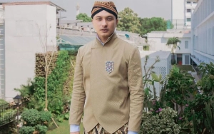 Geger Nicholas Saputra Dikira Pamer Cincin di Jari Manis saat Bikin Ketupat Lebaran