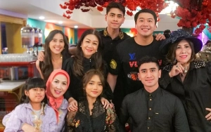  Visual Cantik Fuji An Dipayungi Pengawal hingga Salim pada Ibu Verrell Bramasta Bukti Mantu Idaman