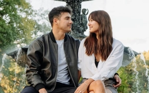Wedding Kiss Aurelie Moeremans dan Suami Tampan Bikin Baper di Pesta Resepsi