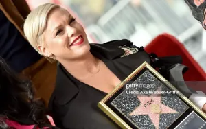 Pink Bantah Rumor Perceraian dengan Carey Hart, Sebut 'Berita Palsu'