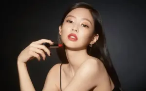 Jennie BLACKPINK dan Go Younjung Tampil Menawan di Paris Fashion Show
