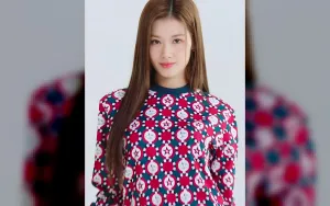 Sana TWICE Bikin Heboh dengan Penampilan Berbeda di Acara Seoul