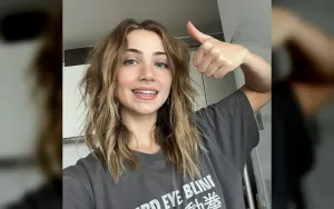Emily Rudd Viral karena Berani Kenakan Mini Skirt di One Piece Live-Action
