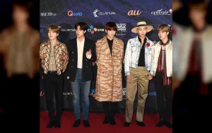 V BTS Dominasi Pre-Order Global dengan LP 'VELVET RED' Jelang Comeback
