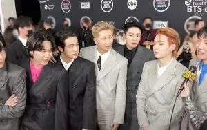 Debat Panas BTS Comeback Stage di Gwanghwamun: Visual Menawan vs Semangat Arirang