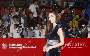 Kim Kyuri Tampilkan Pesona di Pameran Foto Musim Semi