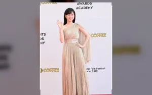 Park Eun Bin Tampil Berbeda dengan Rambut Merah Menarik dan Fashion Mewah