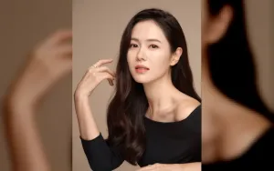 Mengharukan! Son Ye Jin Bagikan Foto Romantis dengan Hyun Bin dan Anak Mereka