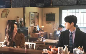 Kim Seon Ho dan Para Bintang Sambut Senior di Café Dessert Baru Mereka