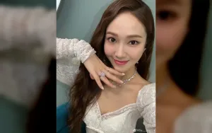 Jessica Menangis Saat Menghibur Fans di Konser Solo di Vietnam