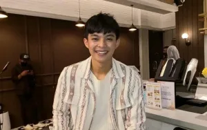 Rey Mbayang Muncul Botak, Ini Penyebabnya Yang Bikin Warganet Penasaran